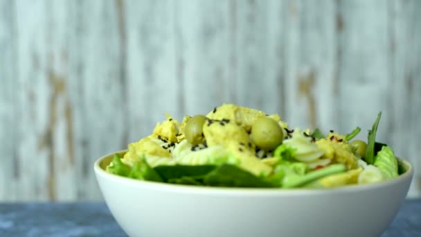 パスタと野菜を紡いでいるチキンサラダ 健康的な食事 サイドビュー — ストック動画