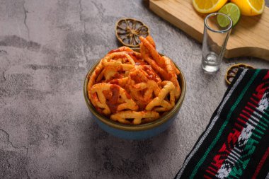 Acı soslu kızarmış Meksika buğday cipsi. Duritos, tipik Meksika yemeği..