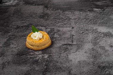 Krem peynirli puf böreği. Krem peynirli tatlılar