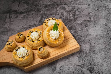 Krem peynirli puf böreği. Krem peynirli tatlılar.