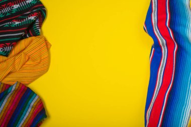 Sarı arka planda serape. Meksika bağımsızlık kavramı. Cinco de mayonez arkaplanı.