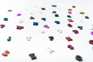 Beyaz arkaplana dağılmış renkli harfler. Okuma ya da eğitim kavramı.