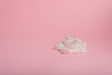 Pembe arka planda yeni doğmuş çoraplar. Boşluğu kopyala.