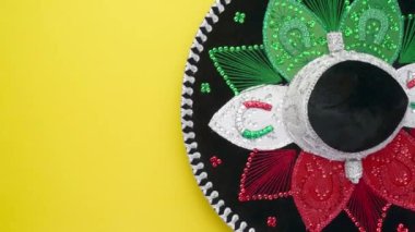 Sarı arka planda dönen Meksika şapkası. Meksika Bağımsızlık Günü konsepti. Cinco de mayonez arkaplanı.