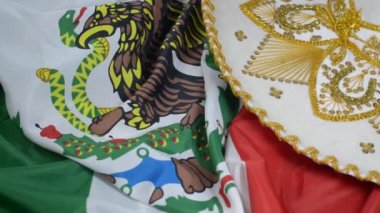 Meksika bayrağında dönen Meksika şapkası. Cinco de Mayo arkaplanı.