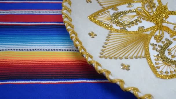 Μεξικάνικο Καπέλο Περιστρέφεται Πάνω Πολύχρωμη Σέρα Cinco Mayo Φόντο — Αρχείο Βίντεο