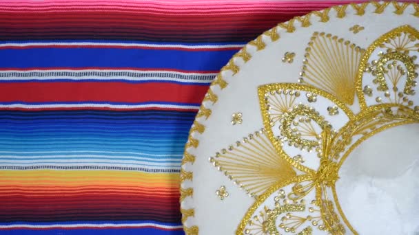 Sombrero Mexicano Girando Sobre Serape Colorido Cinco Mayo Antecedentes — Vídeos de Stock