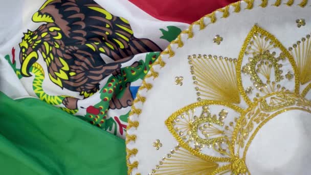 Topi Meksiko Berputar Pada Bendera Meksiko Latar Belakang Cinco Mayo — Stok Video