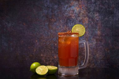 Michelada, tahta bir masada tipik Meksika kokteyli. Biraya dayalı kokteyl.