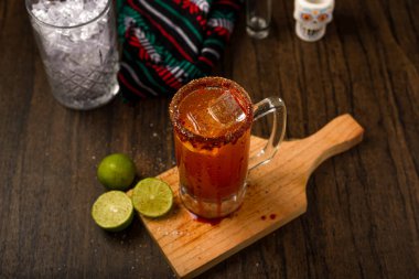 Michelada, tahta bir masada tipik Meksika kokteyli. Biraya dayalı kokteyl.