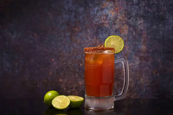 Michelada, tahta bir masada tipik Meksika kokteyli. Biraya dayalı kokteyl.