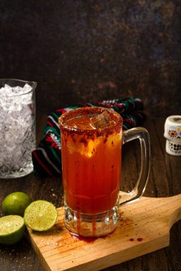 Michelada, tahta bir masada tipik Meksika kokteyli. Bira kokteyli..