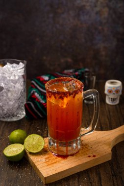Michelada, tahta bir masada tipik Meksika kokteyli. Bira kokteyli..