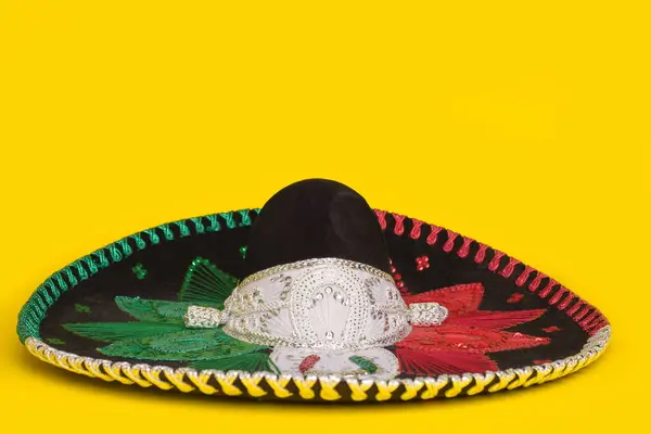 Sarı arka planda üç renkli mariachi şapkası. Cinco de mayonez festivali geçmişi.