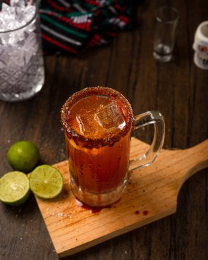 Michelada, tahta bir masada tipik Meksika kokteyli. Biraya dayalı kokteyl.