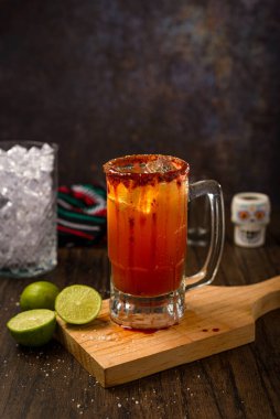 Michelada, tahta bir masada tipik Meksika kokteyli. Biraya dayalı kokteyl.