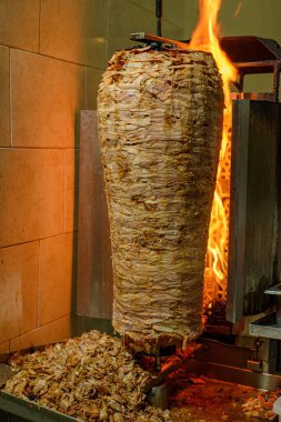 Tacos al pastor için et çorbası. Meksika sokak yemeği. Terbiye edilmiş et al pastor..