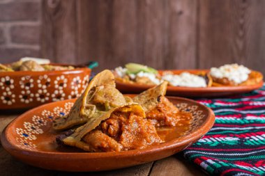 Yeşil soslu ve kırmızı soslu Gorditas de chicharron. Meksika yemeği.