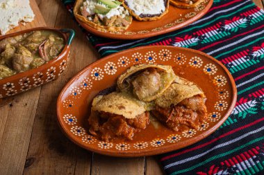 Yeşil soslu ve kırmızı soslu Gorditas de chicharron. Meksika yemeği.