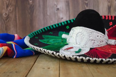 Mariachi şapkası ve serape ahşap masada. Meksika bağımsızlık kavramı. Cinco de mayonez arkaplanı.