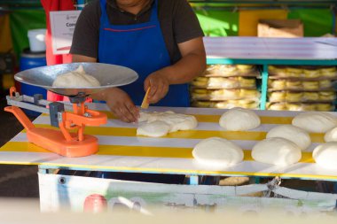 Baker Meksika pazarında bir sokak fırınında ekmek hazırlıyor..