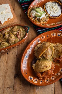 Yeşil soslu ve kırmızı soslu Gorditas de chicharron. Meksika yemeği.