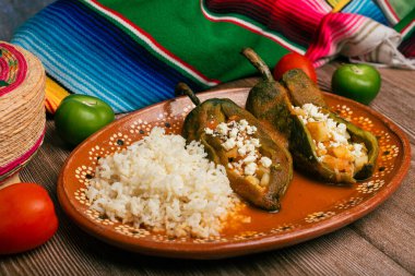 Doldurulmuş biber, tipik Meksika yemeği. Cinco de Mayo 'yu kutlamak için yemek..