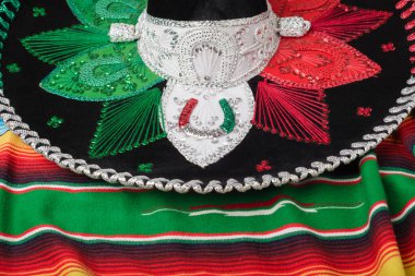 Renkli serapta Mariachi şapkası. Meksikalı sombrero. Cinco de mayonez arkaplanı.