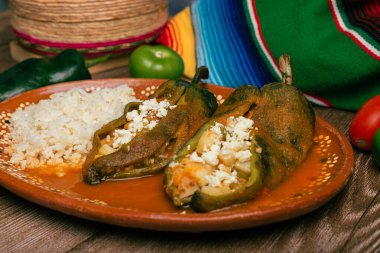 Doldurulmuş biber, tipik Meksika yemeği. Cinco de Mayo 'yu kutlamak için yemek..