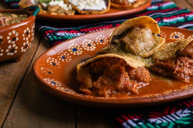 Yeşil soslu ve kırmızı soslu Gorditas de chicharron. Meksika yemeği.