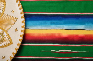 Renkli serapta Mariachi şapkası. Meksikalı sombrero. Cinco de mayonez arkaplanı.
