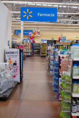Colima, Meksika, 22 Mart 2024. Walmart 'ın eczane bölümünde..