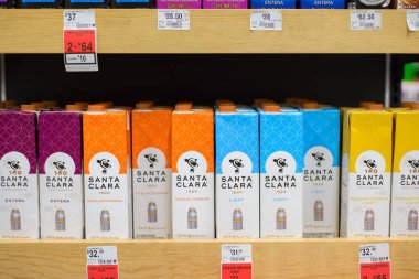 Colima, Meksika, 16 Mart 2024. Santa Clara yerel bir süpermarkette süt kutuları markası.