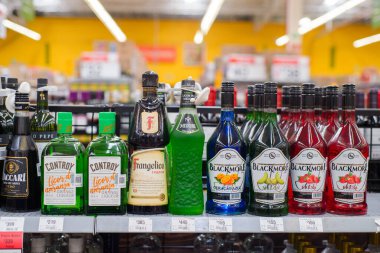 Colima, Meksika, 22 Mart 2024. Yerel bir marketin rafındaki farklı markalardan likör şişeleri..