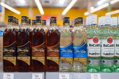 Colima, Meksika, 20 Mart 2024. Yerel bir Walmart 'ın rafında Bacardi ve Flor de Cana romu şişeleri..
