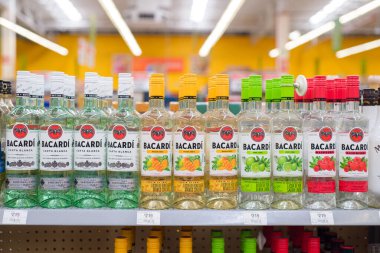 Colima, Meksika, 20 Mart 2024. Bacardi marka rom ve içkiler bir Walmart 'ın rafında..