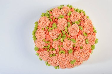 Sepet şeklinde süslenmiş ve beyaz arkaplanda izole edilmiş çiçekler var..