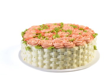 Sepet şeklinde süslenmiş ve beyaz arkaplanda izole edilmiş çiçekler var..