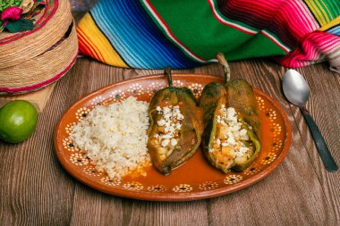 Doldurulmuş biber, tipik Meksika yemeği. Cinco de Mayo 'yu kutlamak için yemek..