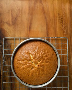 Taze pişmiş sünger keki ahşap masada soğuyor..
