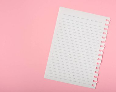 Pembe arkaplanda çizgili defter sayfası.