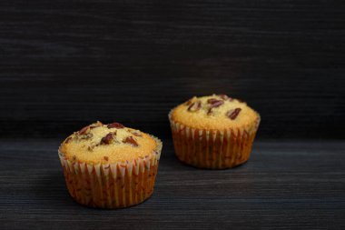 Tahta arka planda fındıklı kek. Metin için boşluk.