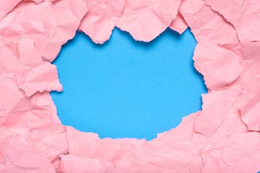 Mavi arka planda yırtık pembe kağıt parçaları. Mesaj için yer var. Arkaplan, kağıt dokusu.