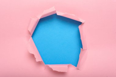 Ortadaki pembe kağıt arka plan mavi arkaplanı gösteriyor