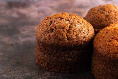 Pasta masasında yeni pişmiş üç küçük kek. Kapat..