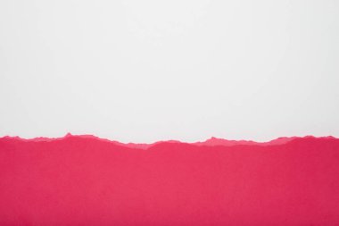 Kırmızı kağıt beyaz kağıt üzerinde yırtılmış. Mesaj için yer var. Desenli arkaplan.