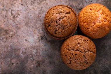Pasta masasında yeni pişmiş üç küçük kek..