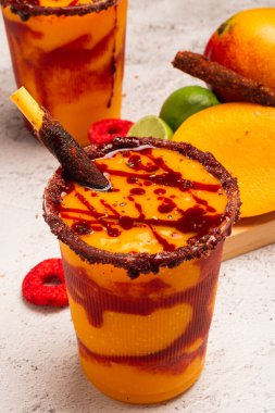 Mangonada, tipik Meksika mangolu buzlu çay sosu ve limon suyu..