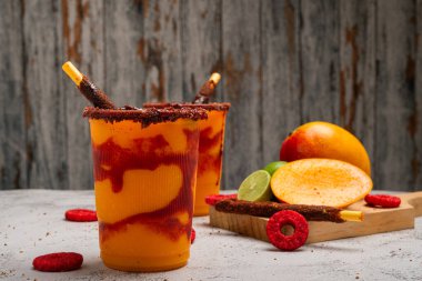 Mangonada, tipik Meksika mangolu buzlu çay sosu ve limon suyu..