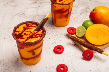 Mangonada, tipik Meksika mangolu buzlu çay sosu ve limon suyu..